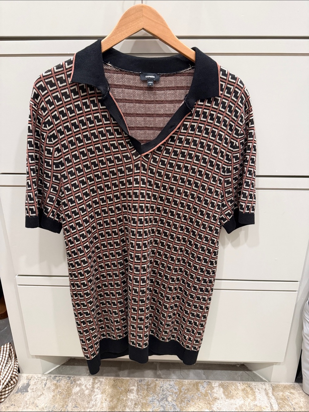 Express Men’s Short-Sleeve Geometric Polo in Black & Brown